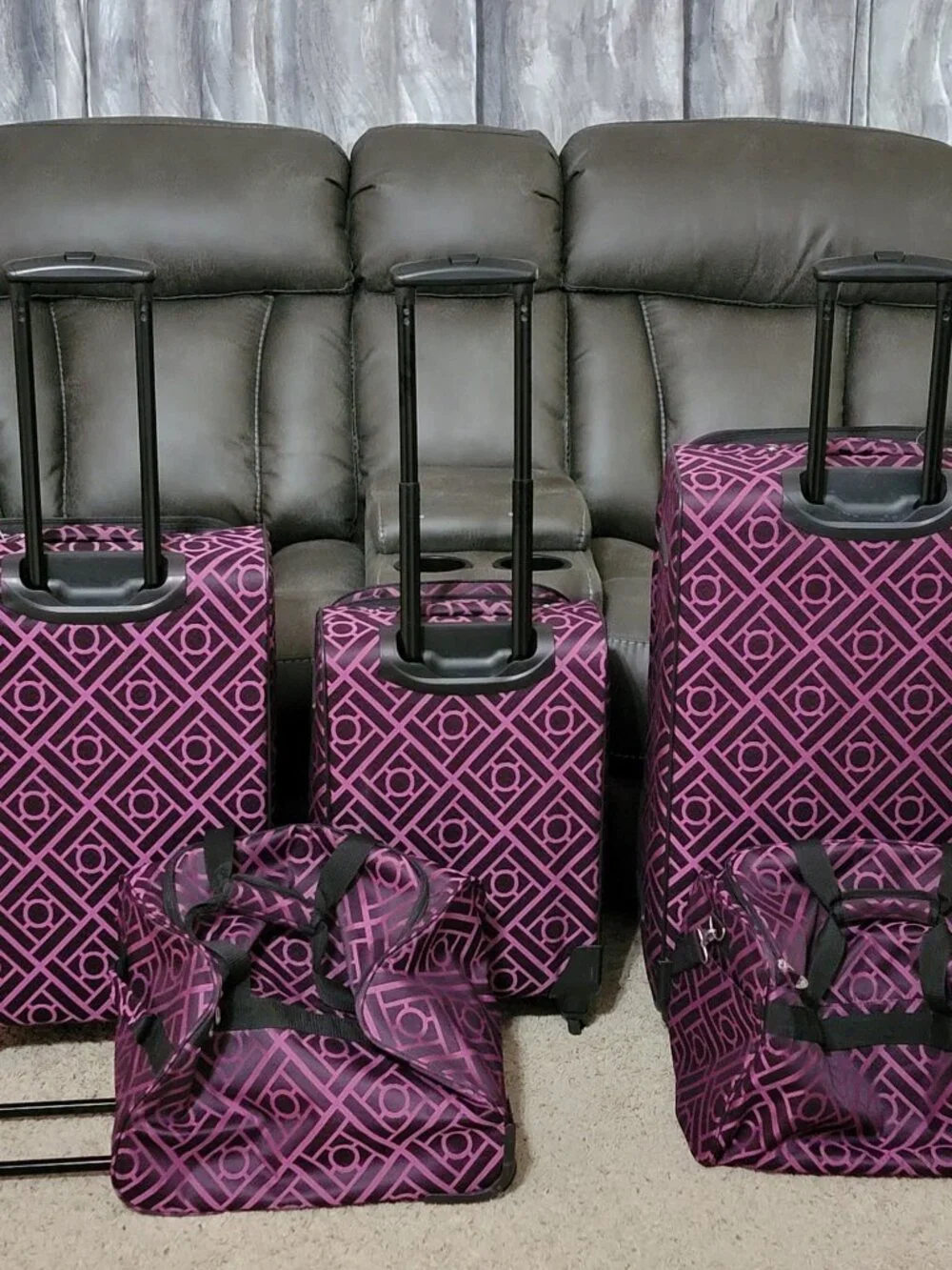 Stylish 5-Piece Softside Spinner Luggage Set – Eye-Catching Black & Purple